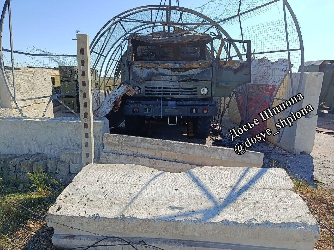 Destroyed Russian command module of the RSP-28ME landing radar system at Belbek air base in occupied Crimea following the Ukrainian drone strike of 16-17 May 2026. Source: Dosye Shpiona.